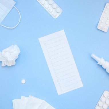 Mevsimlik bahar Anti peçeteler ile yaratıcı düz yatıyordu kavramı hap, yüz maskesi ve damla bir şişe kopya alanı kare arka plan en az tarzı ile metin için şablon