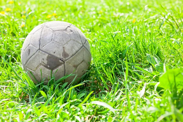 Stary Piłka Nożna Zapomniane Polu Zielona Trawa Koncepcja Piłki Nożnej — Zdjęcie stockowe