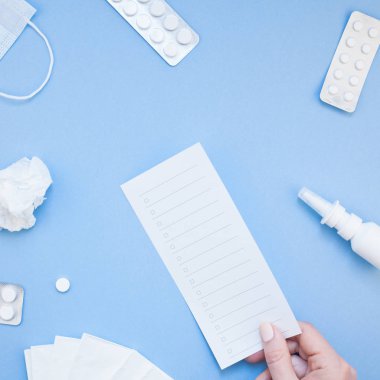 Mevsimlik bahar Anti peçete, hap, yüz maskesi, yaratıcı düz yatıyordu kavramı damla bir şişe ve bir el ile kare kopya alan arka plan en az stil, şablon metin için