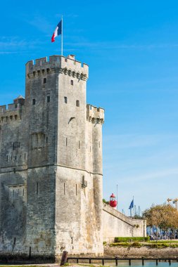 Fransa, La Rochelle - 21 Eylül 2015: La Rochelle Fransa eski kale eski liman Kulesi