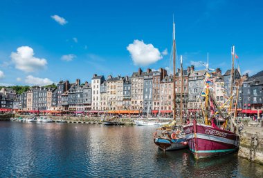 Fransa, Honfleur - 30 Mayıs: Honfleur liman Normandy, Fransa için. Renk evler ve 30 Mayıs 2015 suda kendi yansıması