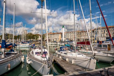 Fransa, La Rochelle - 21 Eylül 2015: Görünümü güzel fener içinde eski bağlantı noktası La Rochelle Fransa ve yatlar