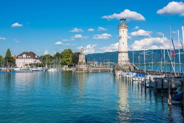 Almanya, Lindau - Ağustos 21: deniz feneri ve Konstanz Gölü üzerinde 21 Ağustos 2015 Bodensee, Lindau liman girişinde bir aslan heykeli görünümünü