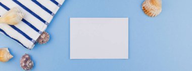 Yaratıcı uzun geniş afiş düz yatıyordu yaz seyahat tatil kavramı. «Ana sayfa» plaj havlusu ve kabukları ve denizyıldızı görünümünü kopya alanı en az tarzı, pastel mavi zemin üzerine şablonu