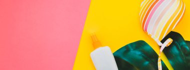 Tropikal orman palm monstera, güneş koruyucu boş şişe mockup ve kadının mayo parlak renk Kağıt arka plan üzerinde bırakır. Yaz yaratıcı düz yatıyordu kavramı Şablon metnini tatiller. Uzun geniş afiş