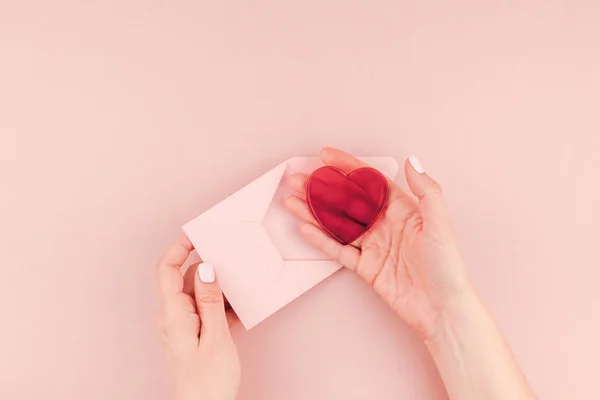 Kreatywny Obraz Kobiety Ręka Gospodarstwa Małe Miłości List Czerwone Serce — Zdjęcie stockowe
