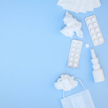 Mevsimlik bahar Anti peçeteler ile yaratıcı düz yatıyordu kavramı hap, yüz maskesi ve damla bir şişe kopya alanı kare arka plan en az tarzı ile metin için şablon