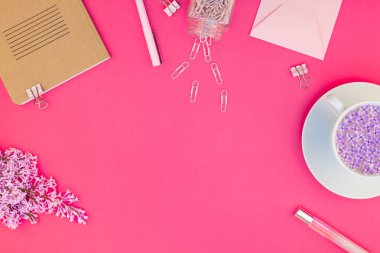 Yaratıcı en iyi görünüm düz parlak pembe renk Kağıt arka plan en az stili üzerinde kopya alanı tasarım ofis malzemeleri tarz çalışma masası ve çay yatırın. Kadınsı blog sosyal medya için şablon