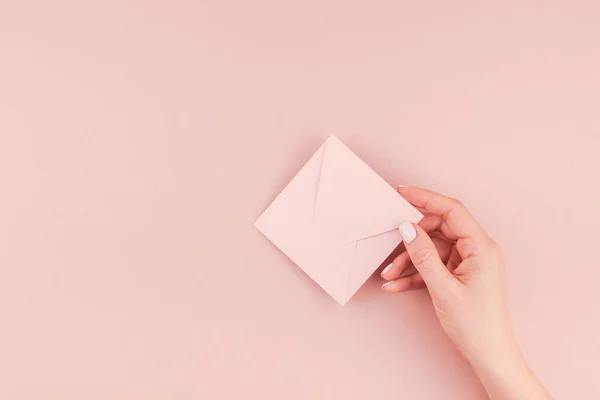 Creatieve Foto Van Vrouw Hand Met Kleine Liefdesbrief Met Kopie — Stockfoto