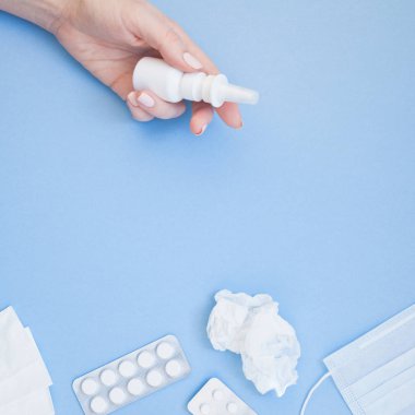 Mevsimlik bahar Anti peçete, hap, yüz maskesi, yaratıcı düz yatıyordu kavramı damla bir şişe ve bir el ile kare kopya alan arka plan en az stil, şablon metin için