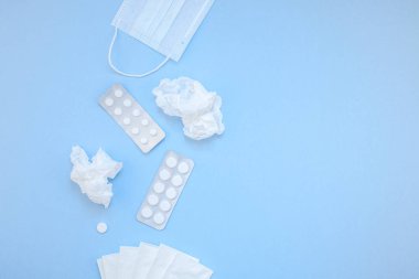 Mevsimlik bahar Anti peçeteler ile yaratıcı düz yatıyordu kavramı hap, yüz maskesi ve damla bir şişe kopya alan arka plan en az tarzı ile metin için şablon