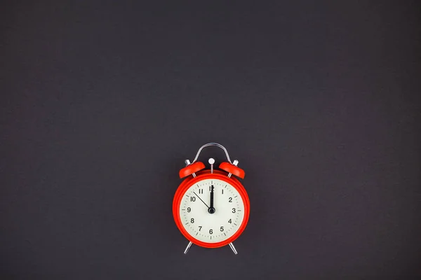 Έννοια Εικόνα Από Ένα Κόκκινο Ρετρό Ρολόι Ξυπνητήρι Δώδεκα Ρολόι — Φωτογραφία Αρχείου