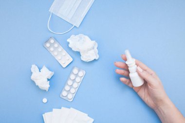 Mevsimlik bahar Anti peçete, hap, yüz maskesi, yaratıcı düz yatıyordu kavramı damla bir şişe ve bir el ile kopya alan arka plan en az stil, şablon metin için