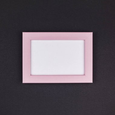 Bin yıllık pembe çerçeve koyu siyah renk Kağıt arka plan kopya alanı en az tarzı, metin için kare şablon veya senin imge mockup ile alay et