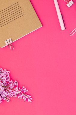 Yaratıcı en iyi görünüm düz lay çalışma masası tasarım ofis malzemeleri ve parlak pembe renk Kağıt arka plan en az stili üzerinde kopya alanı çiçeklerle tarz. Kadınsı blog sosyal medya için şablon