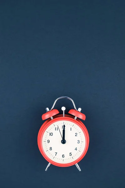 Concept Image Red Vintage Alarm Clock Twelve Clock Dark Blue — Stock Photo, Image