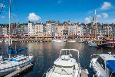 Fransa, Honfleur - 30 Mayıs: Honfleur liman Normandy, Fransa için. Renk evler ve 30 Mayıs 2015 suda kendi yansıması
