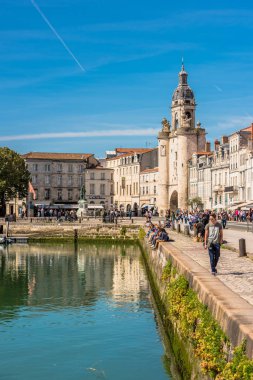 Fransa, La Rochelle - 21 Eylül 2015: İnsanlar görünümünü Promenade içinde eski bağlantı noktası La Rochelle Fransa