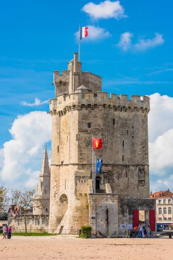 Fransa, La Rochelle - 21 Eylül 2015: Eski liman ve fener kuleleri La Rochelle Fransa eski kale