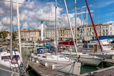 Fransa, La Rochelle - 21 Eylül 2015: Görünümü güzel fener içinde eski bağlantı noktası La Rochelle Fransa ve yatlar