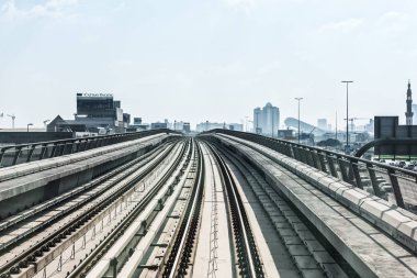 Birleşik Arap Emirlikleri, Dubai - 31 Aralık: Görünüm şehir şehir Dubai metro yolda. 31 Aralık 2014 Birleşik Arap Emirlikleri