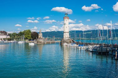 Almanya, Lindau - Ağustos 21: deniz feneri ve Konstanz Gölü üzerinde 21 Ağustos 2015 Bodensee, Lindau liman girişinde bir aslan heykeli görünümünü