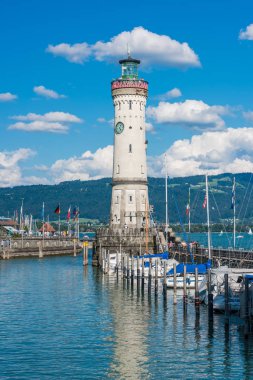 Almanya, Lindau - Ağustos 21: deniz feneri ve Konstanz Gölü üzerinde 21 Ağustos 2015 Bodensee, Lindau liman girişinde bir aslan heykeli görünümünü