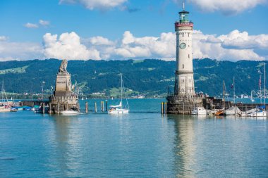 Almanya, Lindau - Ağustos 21: deniz feneri ve Konstanz Gölü üzerinde 21 Ağustos 2015 Bodensee, Lindau liman girişinde bir aslan heykeli görünümünü