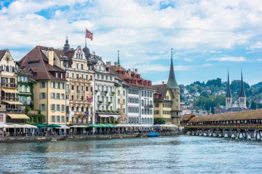 İsviçre, Luzern - 23 Ağustos: tarihi Luzern şehir merkezi dere Reuss ve Chapel Köprüsü görünümünü üzerinde 23 Ağustos 2015