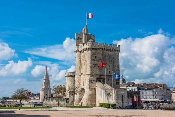拉罗谢尔 2015年9月21日 法国拉罗谢尔古老堡垒的老海港和灯笼塔 — 图库照片