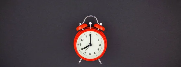 Έννοια Εικόνα Του Ένα Κόκκινο Ρετρό Ρολόι Ξυπνητήρι Οκτώ Ρολόι — Φωτογραφία Αρχείου
