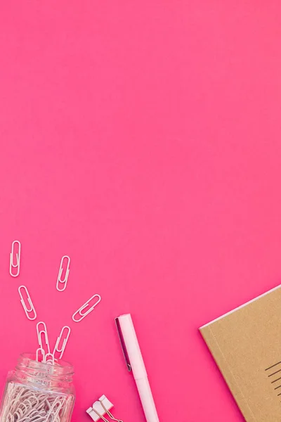创意顶层平面布置工作区办公桌风格设计办公用品与复制空间在明亮的粉红色的彩色纸张背景最小的风格 女性博客社交媒体模板 — 图库照片