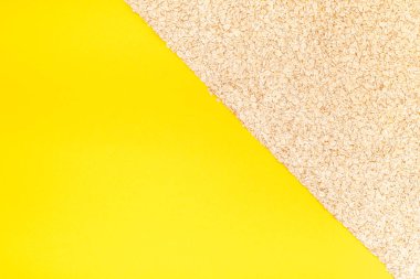 Parlak sarı renkli kağıt arka plan kopya alanı en az tarzı, metin için şablon ile günü kahvaltıda vejetaryen ve sağlıklı organik gıda için yaratıcı düz yatıyordu kavramı üstten görünüm yulaf ezmesi pul