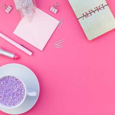 Üstten görünüm düz parlak pembe renk Kağıt arka plan en az stili üzerinde kopya alanı tasarım ofis malzemeleri tarz çalışma masası ve çay yatırın. Kadınsı blog sosyal medya için kare şablon