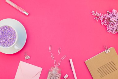 Yaratıcı en iyi görünüm düz parlak pembe renk Kağıt arka plan en az stili üzerinde kopya alanı tasarım ofis malzemeleri tarz çalışma masası ve çay yatırın. Kadınsı blog sosyal medya için şablon