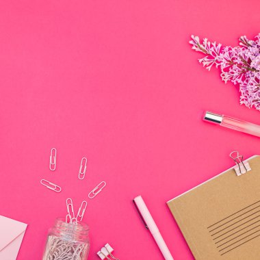 Üstten görünüm düz tasarım ofis malzemeleri kopya alanı bir parlak pembe renk Kağıt arka plan en az stili ile tarz çalışma masası yatıyordu. Kadınsı blog sosyal medya için kare şablon