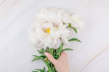 Güzel kopya alanı en az tarzı, kartpostal, yazı, metin veya tasarım şablonu mermer zemin üzerine beyaz şakayık çiçekleri blooming. Düğün davetiyesi ve kutlama tebrik kavramı