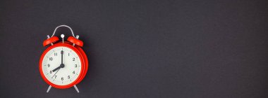 Sekiz saat kopya alanı en az tarzı, metin için şablon ile koyu siyah renk Kağıt arka plan üzerinde kırmızı bir vintage çalar saat kavramı görüntüsü. Uzun geniş afiş
