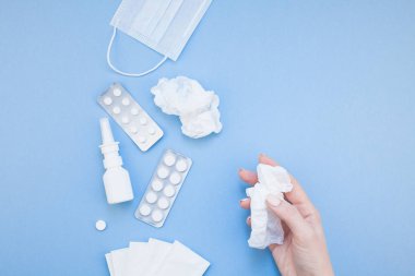 Mevsimlik bahar Anti peçete, hap, yüz maskesi, yaratıcı düz yatıyordu kavramı damla bir şişe ve bir el ile kopya alan arka plan en az stil, şablon metin için