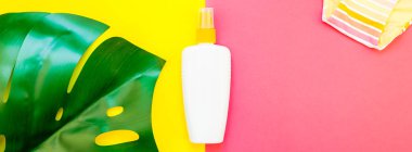 Tropikal orman palm monstera, güneş koruyucu boş şişe mockup ve kadının mayo parlak renk Kağıt arka plan üzerinde bırakır. Yaz yaratıcı düz yatıyordu kavramı Şablon metnini tatiller. Uzun geniş afiş