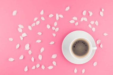 Yaratıcı düz kavramı üstten görünüm kahve Kupası yatıyordu ve beyaz elma ağacı yaprakları üzerinde pastel pembe arka plan kopya alanı en az tarzı, metin için şablon ile çiçekler