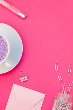 Yaratıcı en iyi görünüm düz parlak pembe renk Kağıt arka plan en az stili üzerinde kopya alanı tasarım ofis malzemeleri tarz çalışma masası ve çay yatırın. Kadınsı blog sosyal medya için şablon