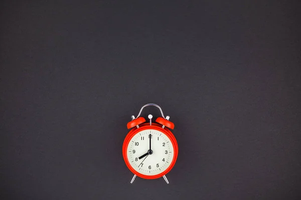 Konzeptbild Eines Roten Vintage Weckers Mit Acht Uhr Auf Dunkelschwarzem — Stockfoto