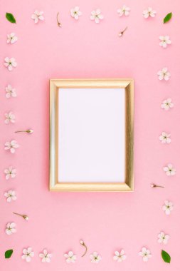 Boş çerçeve sahte kavramı en iyi görünümünü yaratıcı düz yığmak ve kiraz ağacı çiçek pastel bin yıllık üzerinde arka plan kopya alanı en az stili, yazı, metin veya tasarım şablonu ile pembe