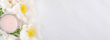 Güzel çiçek beyaz şakayık çiçekleri kopya alanı en az tarzı, şablon tasarımınızın mermer zemin üzerine. Düğün davetiyesi ve kutlama tebrik kavramı. Uzun geniş afiş