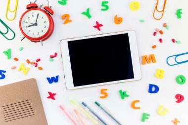 Yaratıcı düz geri okul kavramı boş tablet ile çalar saat, renk okul ve ofis malzemeleri beyaz masa arka plan kopya alanı, çerçeve, metin veya tasarım şablonu ile yattı