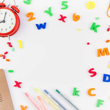 Kare düz geri okul kavramı çalar saat, renk okul ve ofis malzemeleri beyaz masa arka plan kopya alanı, çerçeve, metin veya tasarım şablonu ile yattı