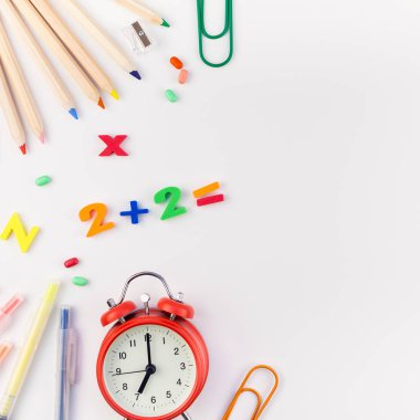 Kare düz geri okul kavramı çalar saat, renk okul ve ofis malzemeleri beyaz masa arka plan kopya alanı, çerçeve, metin veya tasarım şablonu ile yattı