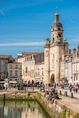 Fransa, La Rochelle - 21 Eylül 2015: İnsanlar görünümünü Promenade içinde eski bağlantı noktası La Rochelle Fransa