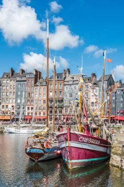 Fransa, Honfleur - 30 Mayıs: Honfleur liman Normandy, Fransa için. Renk evler ve 30 Mayıs 2015 suda kendi yansıması